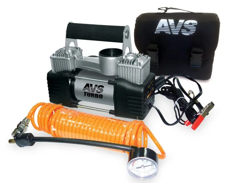 AVS Turbo KS 750D <br/>Автомобильный компрессор AVS Turbo KS 750D - двухпоршневой, создающий давление за счет движения поршня. Из этого следует большая мощность, скорость накачки и всепогодность.<br />
<br />
 - Способ подключения - через прикуриватель.<br />
Через прикуриватель - удобнее, а через клеммы - надежнее. Более того, мощные компрессоры стоит подключать только через клеммы, чтобы не испортить прикуриватель. <br />
 - Флажковый предохранитель. Служит защитой электрической цепи от короткого замыкания. <br />
 - Спиральный шланг изготовлен из полиуретана. Что создает максимальное удобство в эксплуатации: высокая гибкость, стойкость к скручиванию и истиранию, износостойкость и морозоустойчивость. Армированный шланг с быстроразъемным соединением. Служит для быстрой подготовки устройства к работе. <br />
 - Впускной клапан для подачи воздуха, создает нужное давление внутри поршневой системы. Уплотнительное кольцо из фторопласта PTFE, обеспечивающее продолжительный срок эксплуатации устройства.<br />
 - Комплектуется различными насадками-переходниками для подкачки чего угодно. <br />
 - Высокоточный двухшкальный манометр для измерения давления.<br />