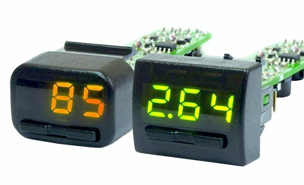 Multitronics UX-7 - оранжевая подсветка Маршрутный бортовой компьютер Multitronics UX-7 – это устройство, разработанное для удобного контроля рабочих параметров и диагностики ключевых систем транспортного средства. БК данной модели предназначен к установке на автомобили, оснащенные инжекторными и дизельными двигателями: Lada Granta, Lada Priora/Priora-2, Lada Kalina/Kalina-2, Chevrolet Niva, Лада 110 и Лада Самара-2. Устройство поддерживает диагностические протоколы OBD-2/EOBD и оригинальные протоколы автомобилей отечественного производства. Эксплуатация бортового компьютера Мультитроникс UX-7 допускает самостоятельное обновление программного обеспечения при помощи опционального кабеля или специального адаптера K-Line.
Функциональные возможности устройства
Компактный бортовой компьютер на Гранту устанавливается в штатное посадочное место (вместо свободной кнопки) и комплектуется съемными панелями двух типов. Рабочие показатели автомобиля отображаются на 3-значном LED дисплее зеленого или оранжевого цвета. Пользователь может регулировать яркость дисплея, выбирая между режимами «день» и «ночь». Устройство подключается только к диагностической колодке транспортного средства.
Бортовой компьютер на Приору отличается широкими функциональными возможностями. Прибор отображает показатели скорости автомобиля и оборотов двигателя, расход топлива, напряжение бортовой сети, температуру двигателя и количество горючего в баке, прогнозирует пробег на его остатке. Кроме этого, пользователь получает информацию о средних показателях скорости и расхода топлива за поездку, а также о пробеге и времени в поездке. БК Multitronics UX-7 фиксирует ошибки электронных блоков управления (ЭБУ) и дополнительных систем автомобиля, отображая на дисплее соответствующие показания. Пользователь может выполнять сброс кодов ошибок, а также проводить общий сброс для возврата к заводским установкам.
Бортовой компьютер Шеви Нива очень прост и удобен в эксплуатации. Купить это полезное устройство вы можете, оформив заказ в нашем интернет магазине.              

