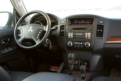 Переходная рамка AVIS AVS500FR для MITSUBISHI PAJERO 4, 2DIN (#094)