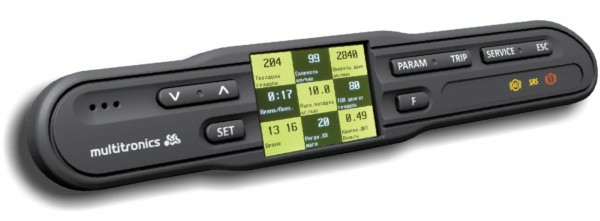 Multitronics C-570 Маршрутный бортовой компьютер Multitronics C-570 – это инновационное устройство, предназначенное для эксплуатации на автомобиле Chevrolet Niva. БК данной модели оснащен производительным 32-разрядным процессором, что гарантирует высокую оперативность и точность работы.
Устройство комплектуется цветным TFT дисплеем с диагональю 2,4 дюйма и разрешением 320х240 пикселей. Экран имеет четыре предустановленные цветовые схемы с возможностью их быстрого переключения. Цветовое оформление дисплея настраивается по каналам RGB.
Прибор устанавливается на авто Chevrolet Niva и взаимодействует с протоколами диагностики следующих типов: Январь 5.1 / 7.2(+) / VS 5.1 Ителма / BOSCH 1.5.4 (N) / MP 7.0 / M 7.9.7 / M73 / BOSCH ME 17.9.7 / Ителма М74 / М75, а также с протоколом OBD2E (не ниже класса Евро-3). Мультисистемный бортовой компьютер для Chevrolet Niva монтируется в отсек заглушки или на место блока контрольных ламп (в зависимости от года выпуска транспортного средства). Установка БК не представляет особой сложности и может быть выполнена без помощи специалистов автосервиса.
Функциональные возможности устройства
Маршрутный бортовой компьютер для Шеви Нива справляется с широким спектром задач. Так, БК данной модели используется для диагностики ЭСУД (электронной системы управления двигателем), обнаруживая и отображая коды неисправностей. Кроме того, на экран Multitronics C-570 выводятся основные параметры движения автомобиля. Статистические отчеты об эксплуатации транспортного средства могут быть перенесены на ПК для их дальнейшего анализа.
К бортовому компьютеру можно подключить два парковочных радара Multitronics (для переднего и заднего бамперов).
Программный интерфейс
Бортовой компьютер для Chevrolet Niva имеет полностью обновленный программный интерфейс с широким функционалом:
«Мультидисплеи» предусматривают одновременное отображение на экране БК нескольких выбранных параметров (в том числе – два дисплея парктроника).
«Горячие меню» обеспечивают оперативный доступ к функциям, находящимся в «Дисплее установок». Каждое из таких меню может включать в себя до десяти различных функций, а их настройка выполняется по усмотрению пользователя. Для дисплеев «Параметры», «Таксометр», «Средние» и «Парковка» предусмотрены независимые «Горячие меню».
Встроенный голосовой синтезатор обеспечивает звуковое сопровождение рабочих режимов и параметров, а также их числовых значений. При выходе за пределы установленных значений или в случае возникновения аварийной ситуации голосовой синтезатор формирует оповещение для пользователя. Также проговариваются коды ошибок ЭСУД.
Функция «Осциллограф» позволяет использовать Multitronics C-570 для анализа сигналов датчиков и электрических цепей автомобиля. Полученные осциллограммы можно переносить на персональный компьютер для дальнейшей диагностики узлов транспортного средства и выявления неисправностей.
Функция «Контроль качества топлива» контролирует показатели длительности впрыска и расхода топлива, формируя предупреждения в случае ухудшения или улучшения качества горючего относительно эталона.
При помощи «Эконометра» водитель может рассчитывать пробег на остатке топлива и контролировать стиль поездки.
Основная часть настроек может редактироваться с ПК. Для этого бортовой компьютер оснащен стандартным разъемом USB. Гибкость настроек, удобство пользования, а также широкие функциональные и диагностические возможности делают БК данной модели одним из лучших в своем классе. Купить Multitronics C-570 – разумное решение для владельцев автомобилей Chevrolet Niva.   