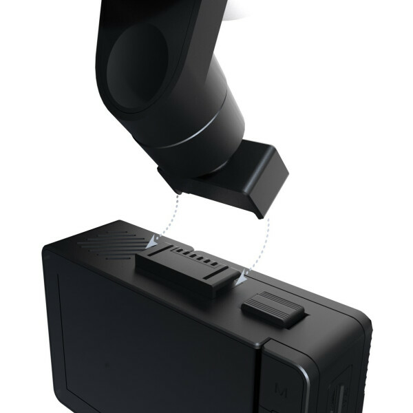 Navitel R900 4K <br/>Современный стильный видеорегистратор NAVITEL R900 4K с матрицей Sony IMX 415 записывает видео в качестве 4K Ultra HD (3840х2160p 30fps). Такое разрешение позволит рассмотреть на записи не только дорожные знаки, разметку и номерные знаки транспортных средств, но и достаточно мелкие детали, такие как, например, дефекты дорожного покрытия. Благодаря многослойной стеклянной линзе со встроенным инфракрасным фильтром качество видеосъемки будет на высоте даже в условиях слабого или излишне яркого освещения, а широкий угол обзора 140° обеспечит съемку не только проезжей части, но и обочины и придорожных тротуаров.<br />
<br />
Держатель-присоска с поворотным фиксатором обеспечивает надежное крепление видеорегистратора к лобовому стеклу. Крепление оснащено разъемом USB-C со сквозной подачей питания, позволяющим избавится от лишних проводов. Второй разъем USB-C на корпусе устройства предназначен для подключения видеорегистратора к компьютеру.<br />
<br />
Видеорегистратор NAVITEL R900 4K оснащен суперконденсатором с практически неограниченным сроком службы, поэтому вы можете не беспокоиться о сохранности видео при отключении питания в случае аварии и не волноваться о работоспособности устройства при резких перепадах температуры на улице. Встроенный суперконденсатор выдерживает экстремальные температуры и более стоек к физическому воздействию воздействие (например к тряске на ухабистой дороге), что повышает степень надежности устройства.<br />
<br />
Весь отснятый NAVITEL R900 4K материал можно хранить на картах microSD до 256 ГБ. Функция G-сенсора сохраняет важные видео в случае любой экстренной ситуации: он фиксирует резкие ускорения и торможения, поворот автомобиля и другие нестандартные ситуации. В таких случаях видео помечаются как специальный файл и будут защищены от перезаписи.