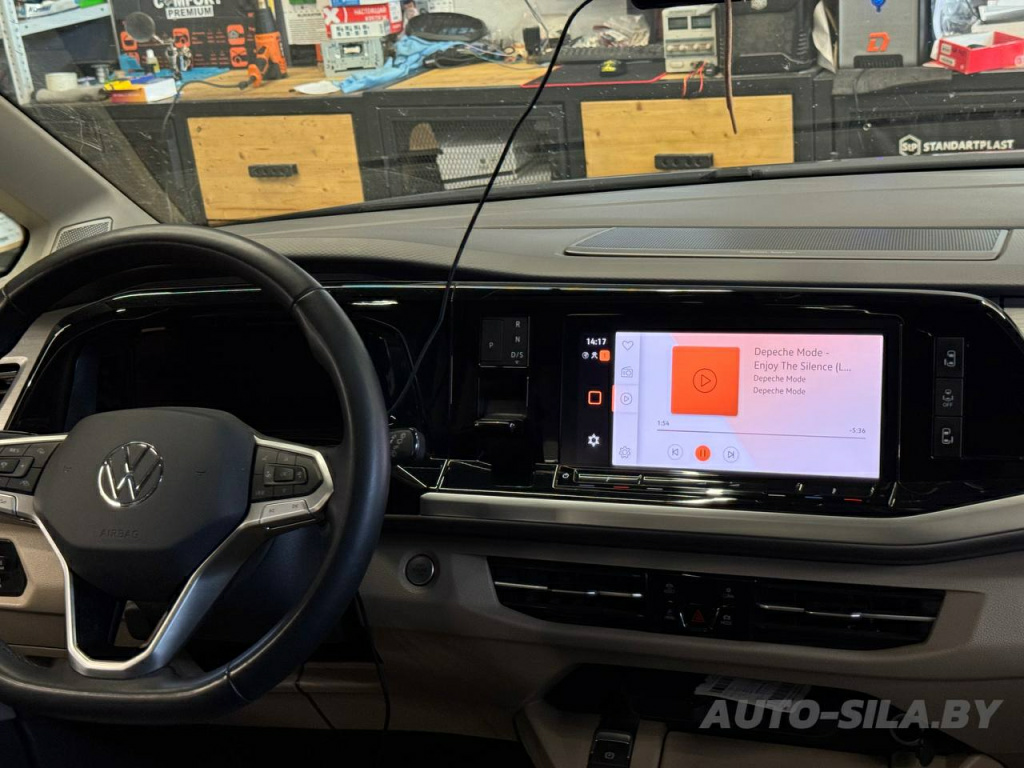 навесной монитор в Volkswagen T7 с функцией интеграции со смартфоном и автомагнитолой навесной монитор в Volkswagen T7 с функцией интеграции со смартфоном и автомагнитолой