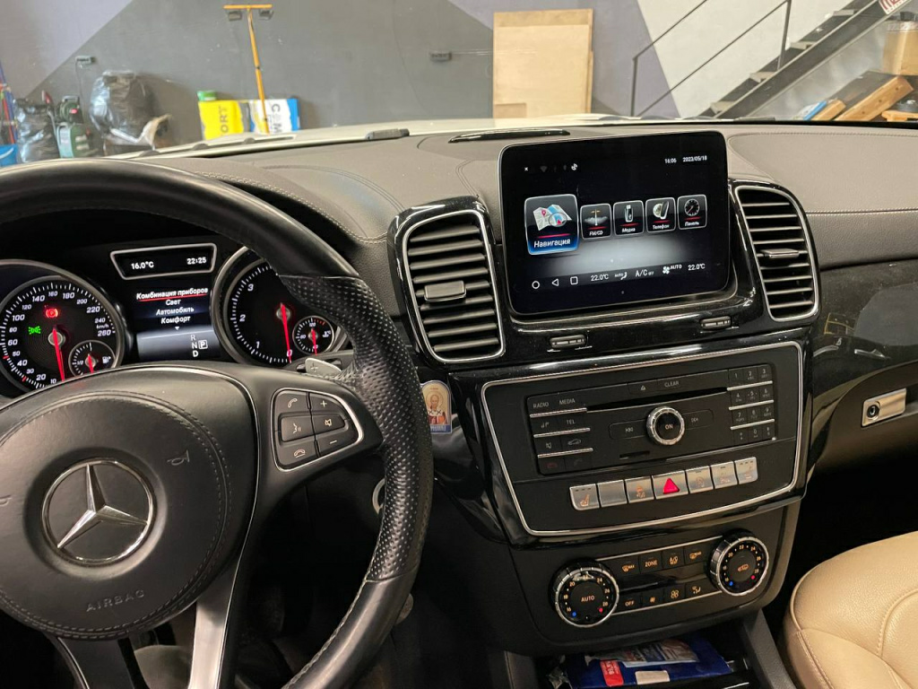 штатная магнитола в Mercedes GLS 166