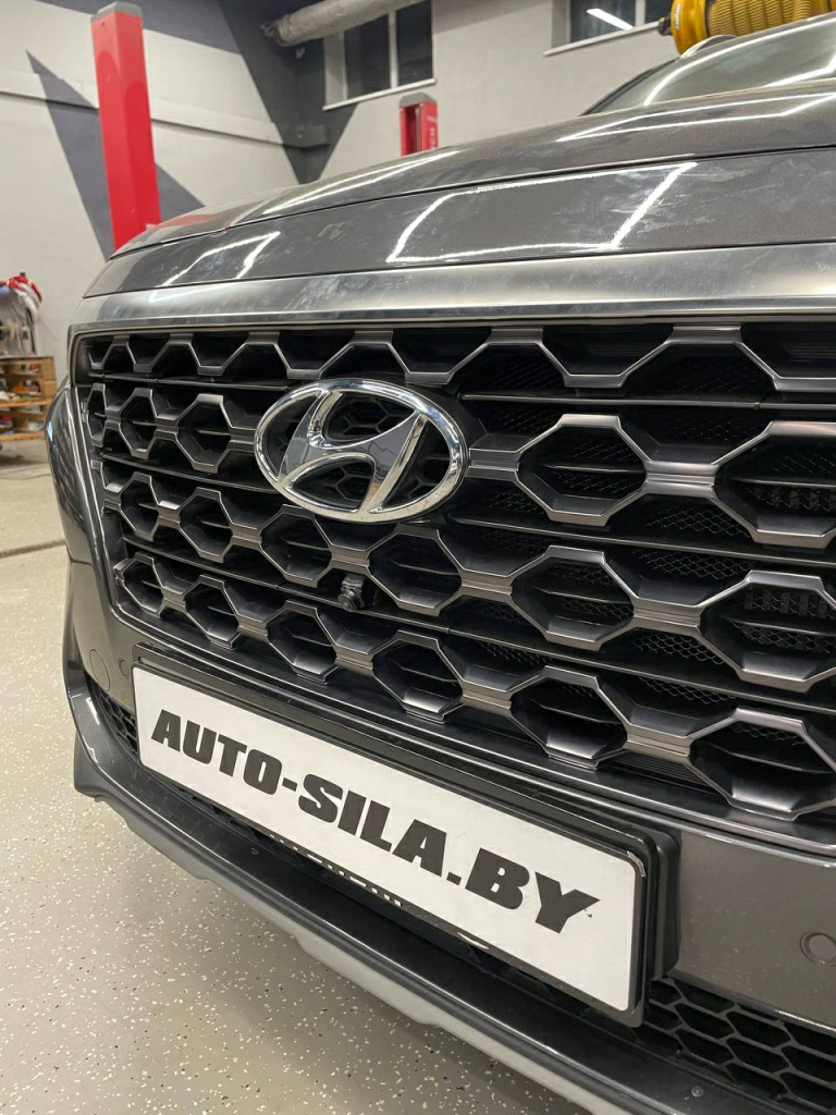 камера переднего обзора в Hyundai Santa Fe камера переднего обзора в Hyundai Santa Fe