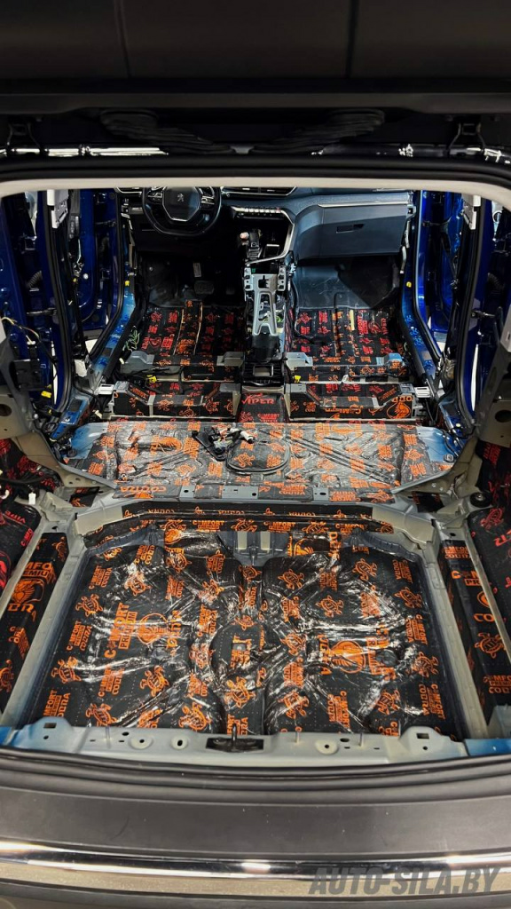 прикатываем виброизоляцию ComfortMat Viper и Cobra на пол