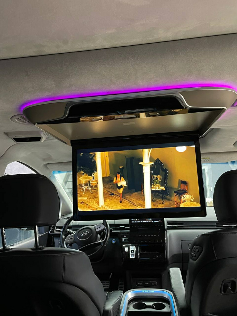 потолочный монитор в Hyundai Staria потолочный монитор в Hyundai Staria
