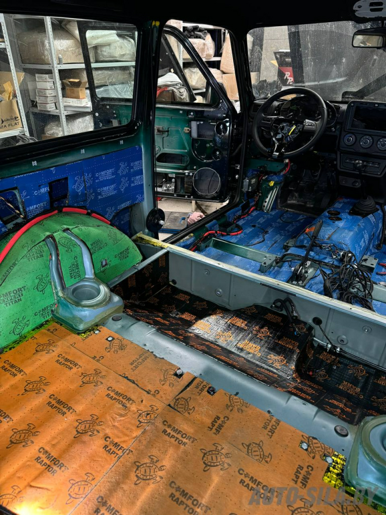  укладываем шумопоглотитель Comfortmat BlockShot