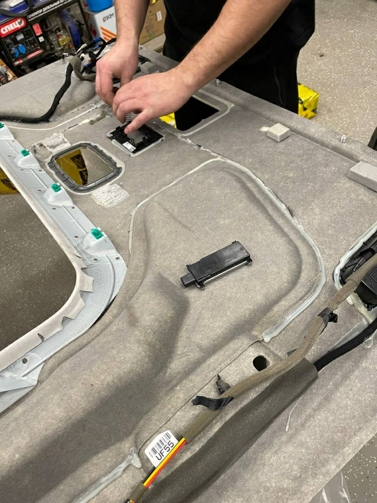 установка потолочного монитора в Hyundai Staria установка потолочного монитора в Hyundai Staria