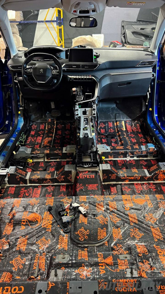 прикатываем виброизоляцию ComfortMat Viper и Cobra на пол