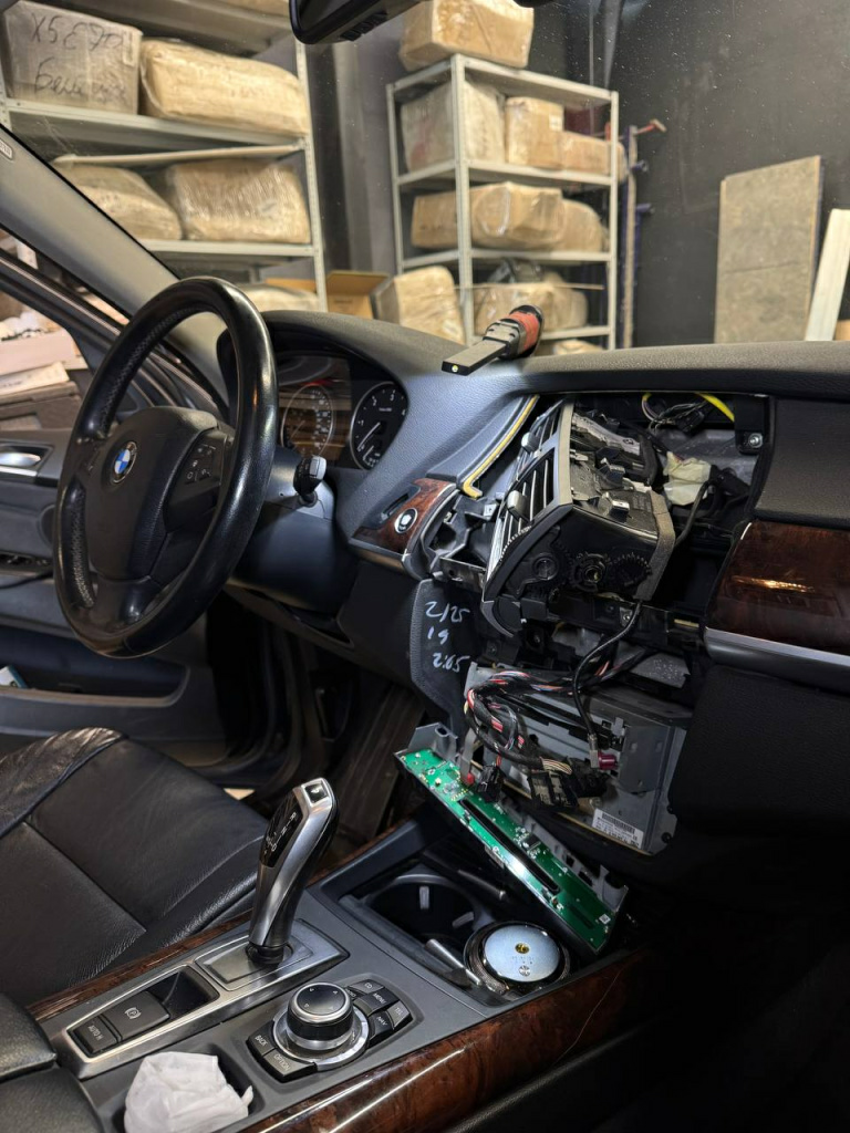 установка автомагнитолы в BMW X5 установка автомагнитолы в BMW X5