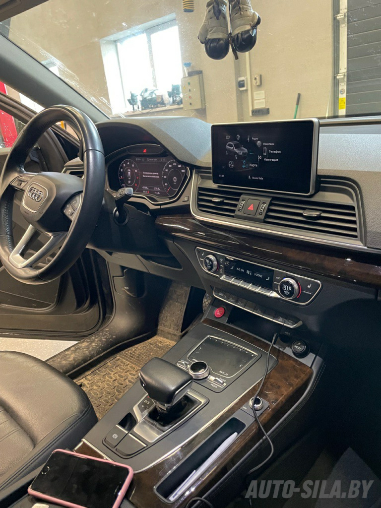 штатная автомагнитола в Audi Q5