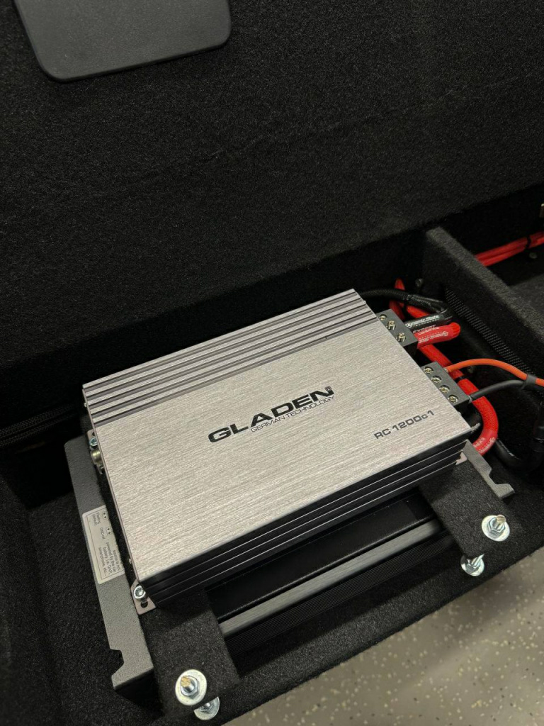 установка моноблока Gladen Audio RC 1200c1
