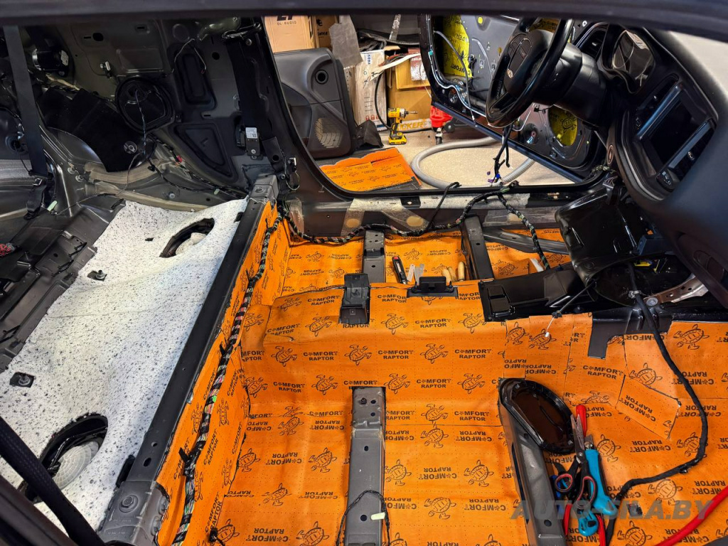 звукопоглотитель Comfortmat Raptor вторым слоем на пол в Dodge звукопоглотитель Comfortmat Raptor вторым слоем на пол в Dodge