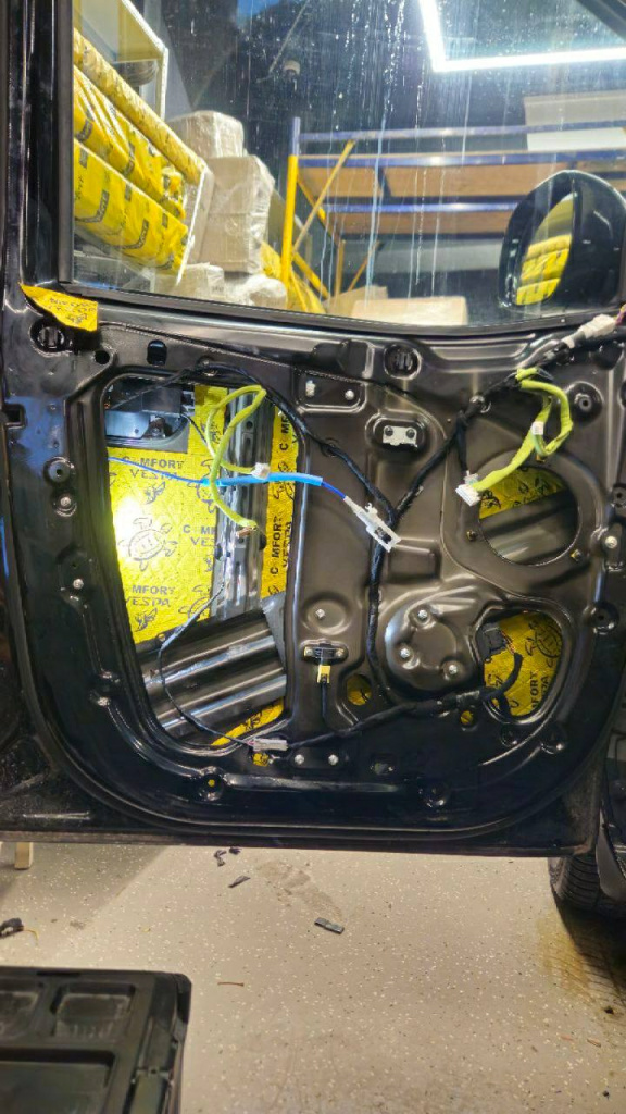 виброизоляция дверей в Hyundai Staria виброизоляция дверей в Hyundai Staria