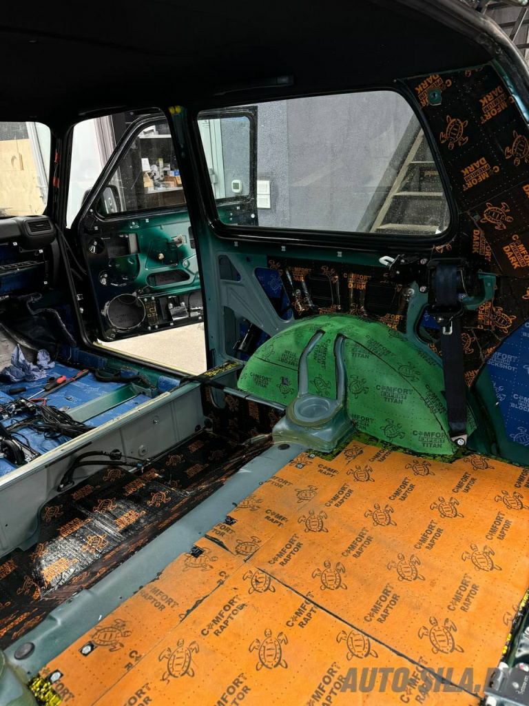 на пол багажника укладываем шумопоглотитель Comfort Мat Raptor на пол багажника укладываем шумопоглотитель Comfort Мat Raptor