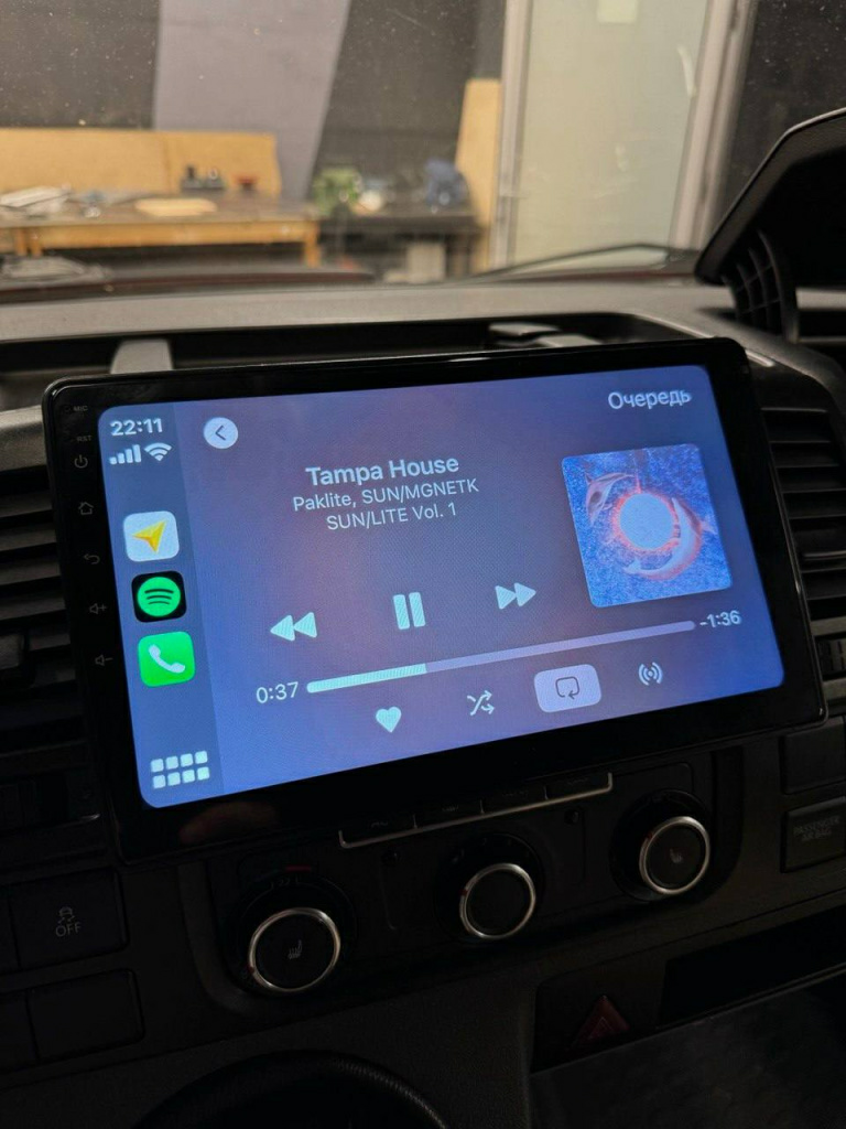 установили яркий широкоформатный монитор в VW T5