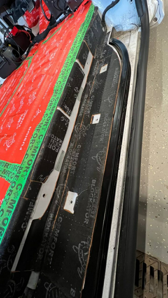 шумоизолятор ComfortMat Blockator на порогах