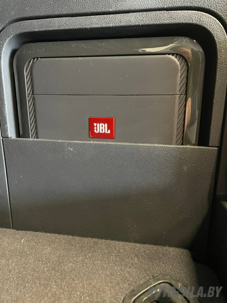 установили моноблок JBL CLUB A600 в багажник