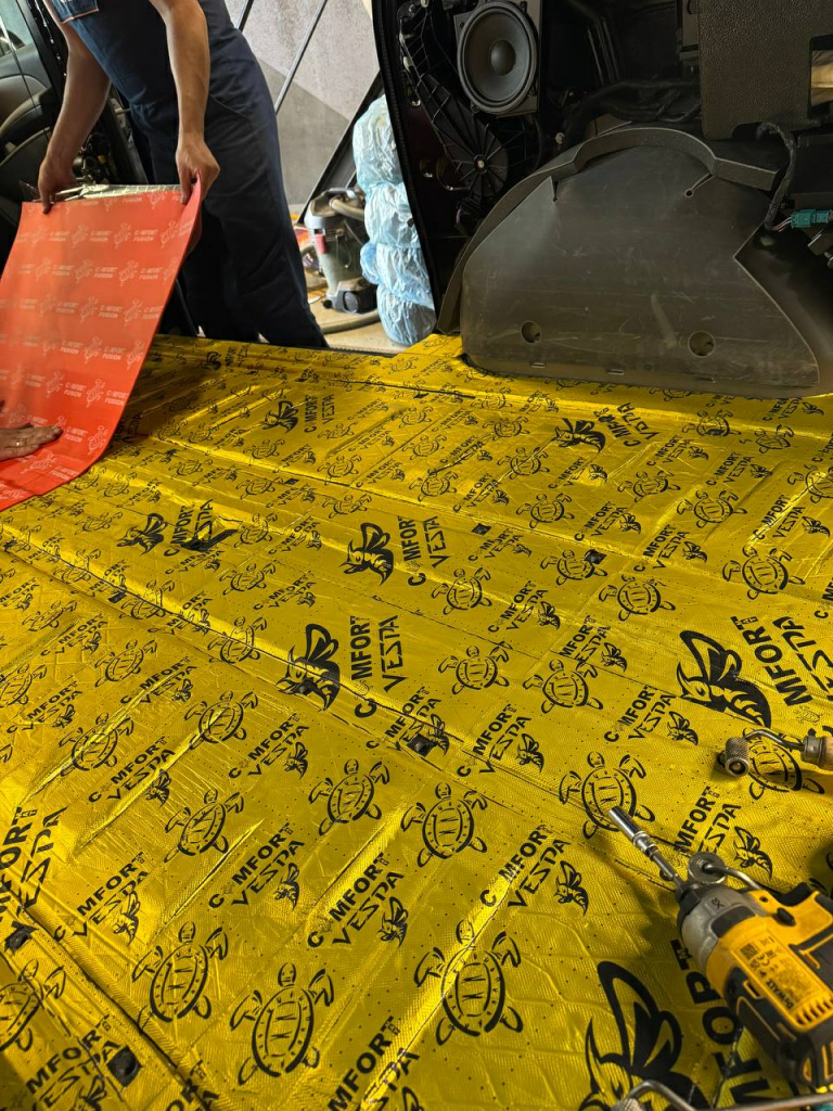 виброизоляция пола в Мерседес материалом comfortmat vespa виброизоляция пола в Мерседес материалом comfortmat vespa