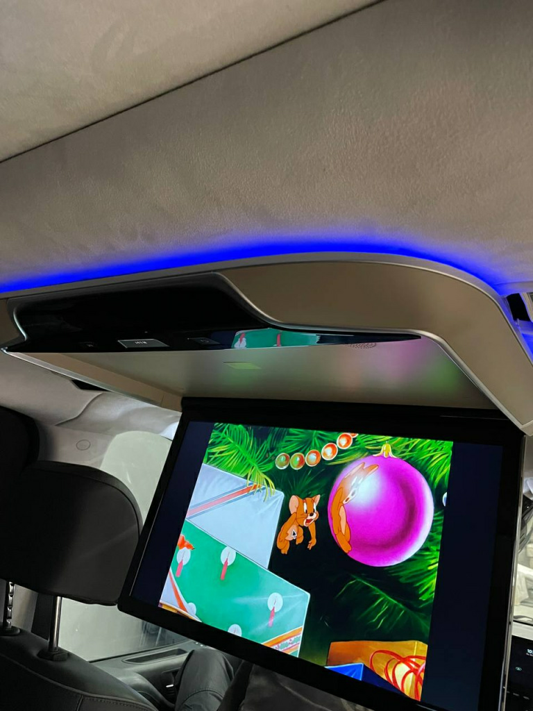потолочный монитор в Hyundai Staria потолочный монитор в Hyundai Staria