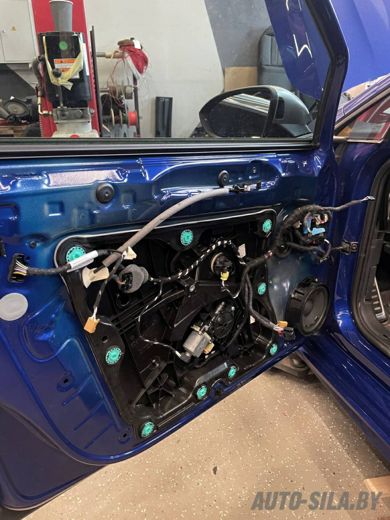 установка акустики Focal в VW Golf R