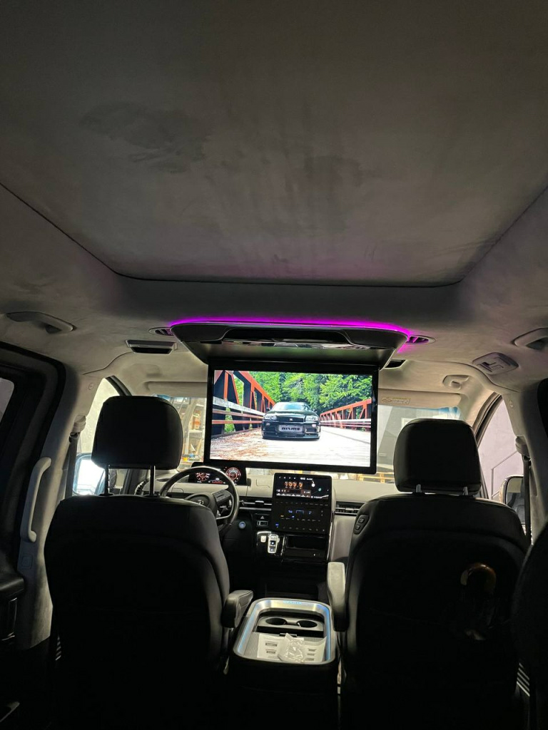 потолочный монитор в Hyundai Staria потолочный монитор в Hyundai Staria