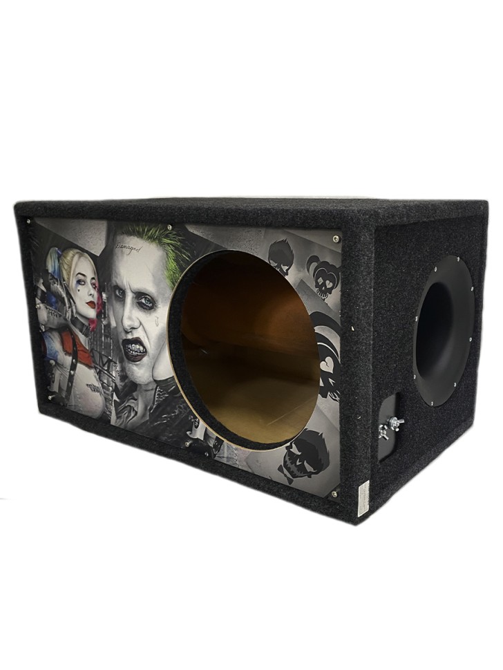 Короб под сабвуфер люкс 12″ (30см) с трубой 76L , аэрография Джокер и Харли Квинн